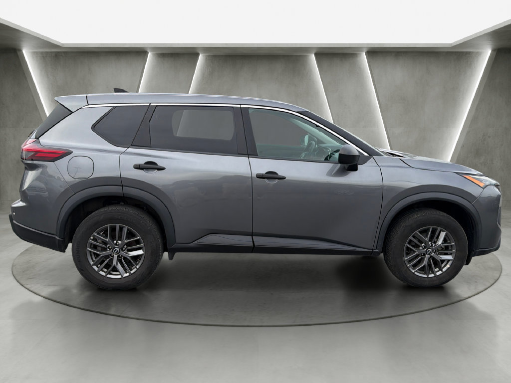 Used 2024 Nissan Rogue S AWD/4WD image 2