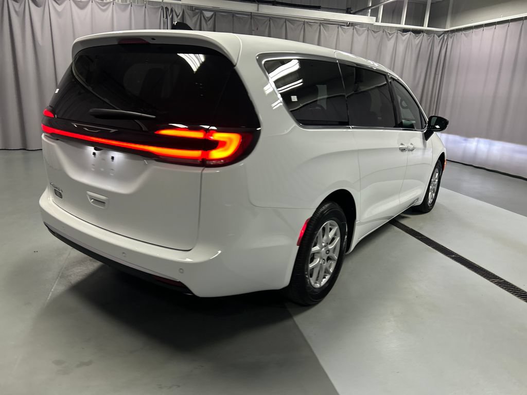 New 2027 Chrysler Pacifica Select w/ Family Tech Group FWD image 7