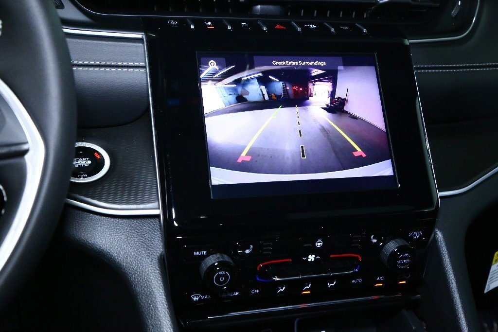 Used 2025 Jeep Grand Cherokee Altitude image 29