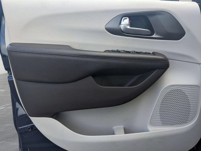 Used 2018 Chrysler Pacifica Touring-L Plus FWD image 14