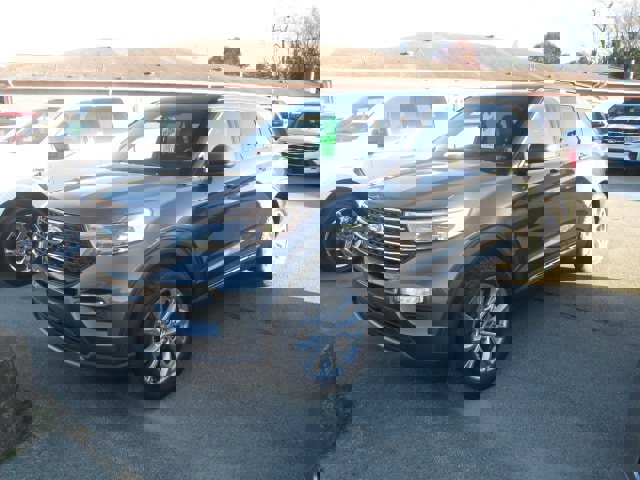 Used 2020 Ford Explorer XLT w/ Equipment Group 202A image 3