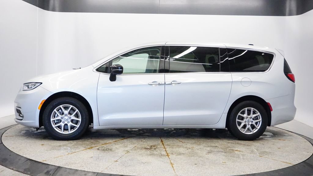 Certified 2024 Chrysler Pacifica Touring-L image 2
