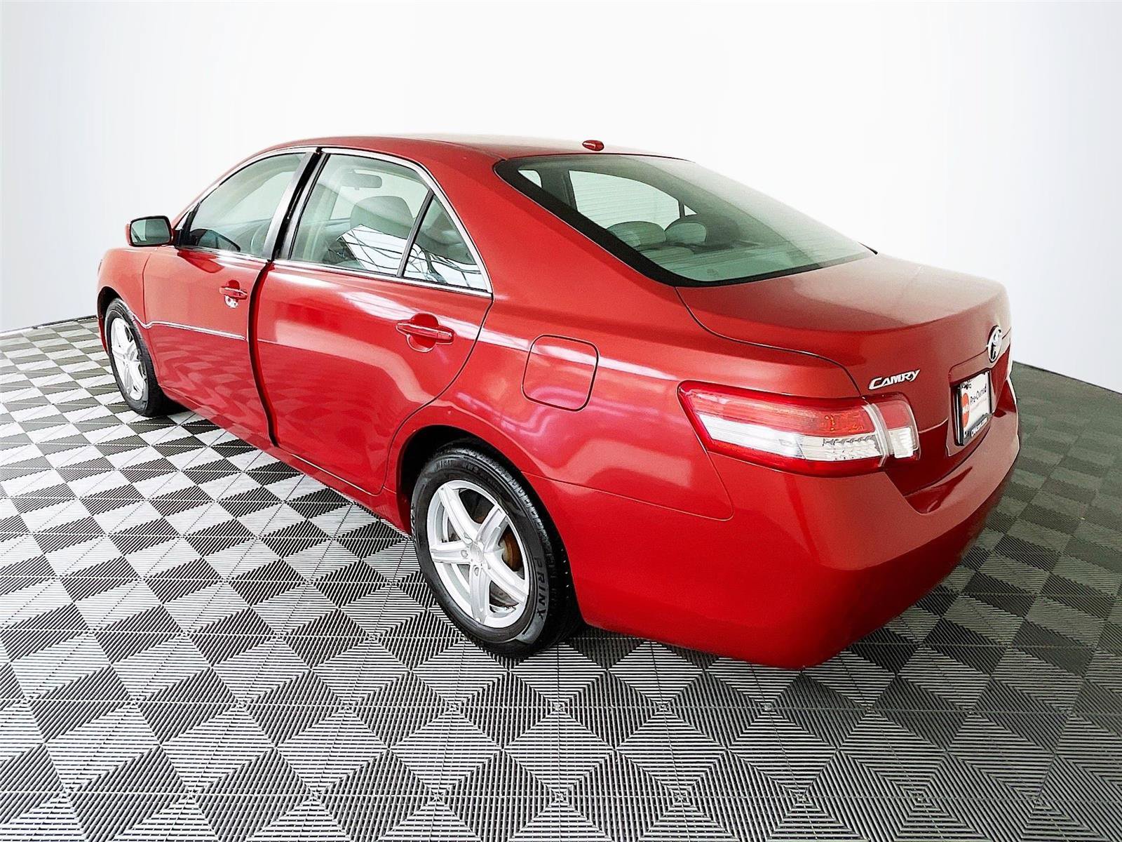 Used 2011 Toyota Camry LE FWD image 6