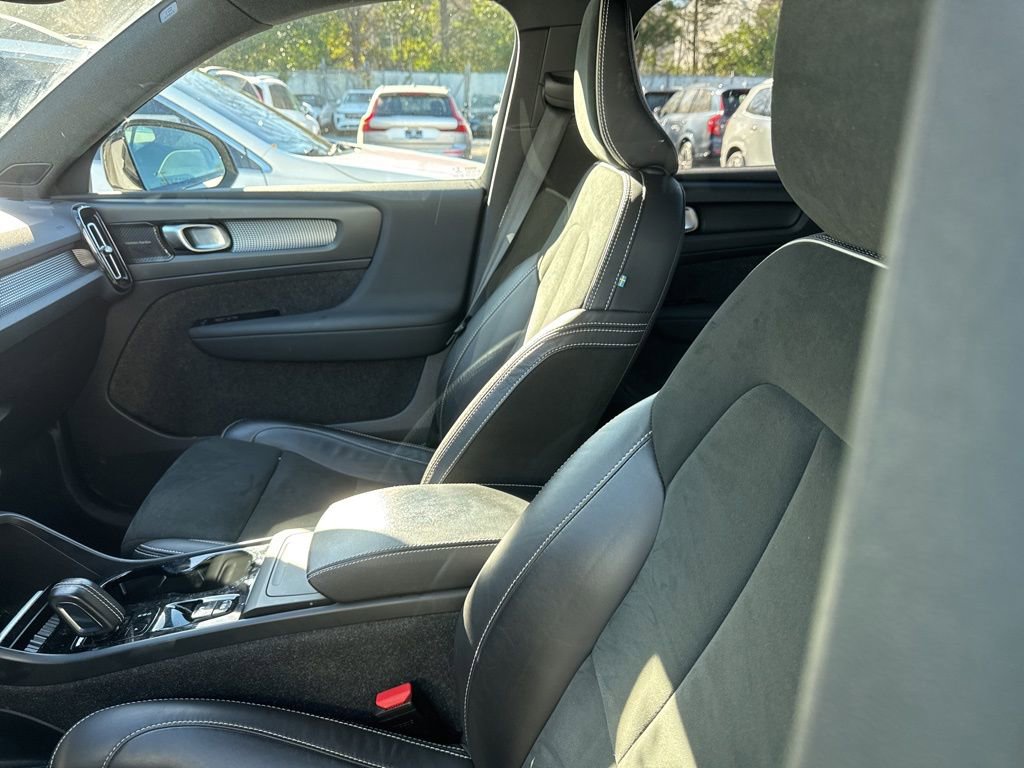 Used 2022 Volvo XC40 T5 R-Design w/ Advanced Package image 5