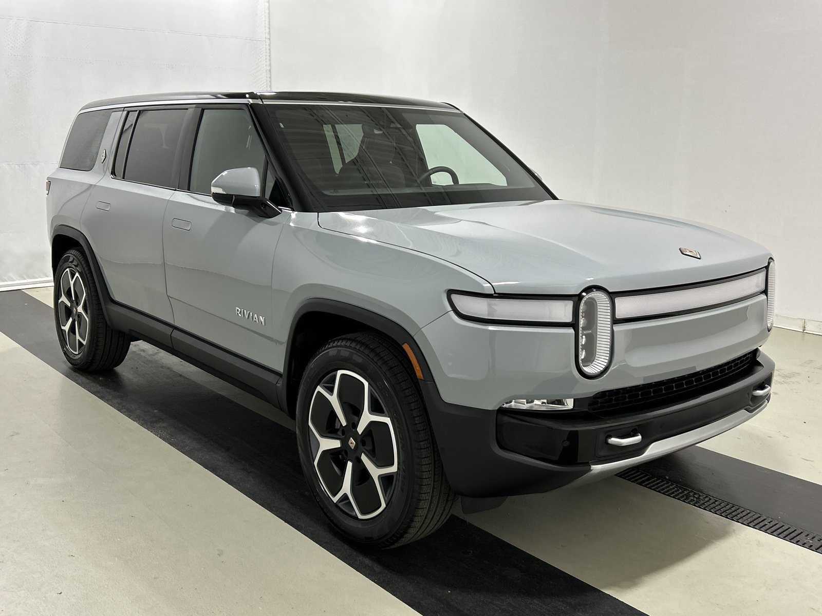 Used 2024 Rivian R1S Adventure AWD/4WD image 7