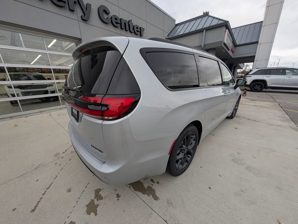 New 2026 Chrysler Pacifica Limited w/ S Appearance Package image 6
