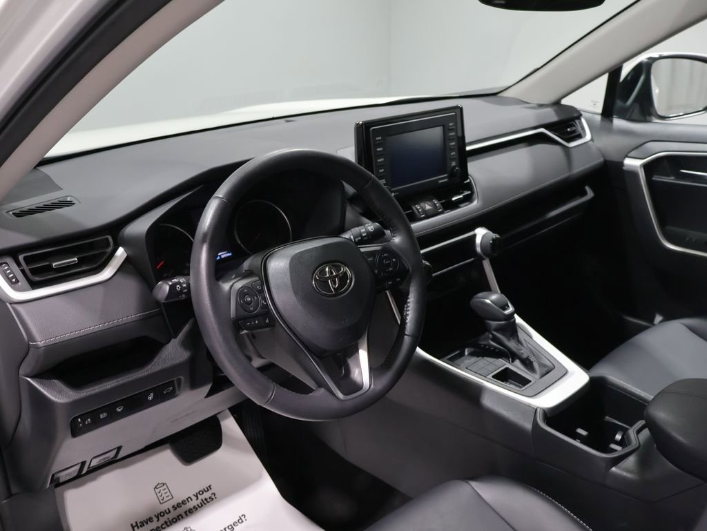 Used 2022 Toyota RAV4 XLE Premium image 16