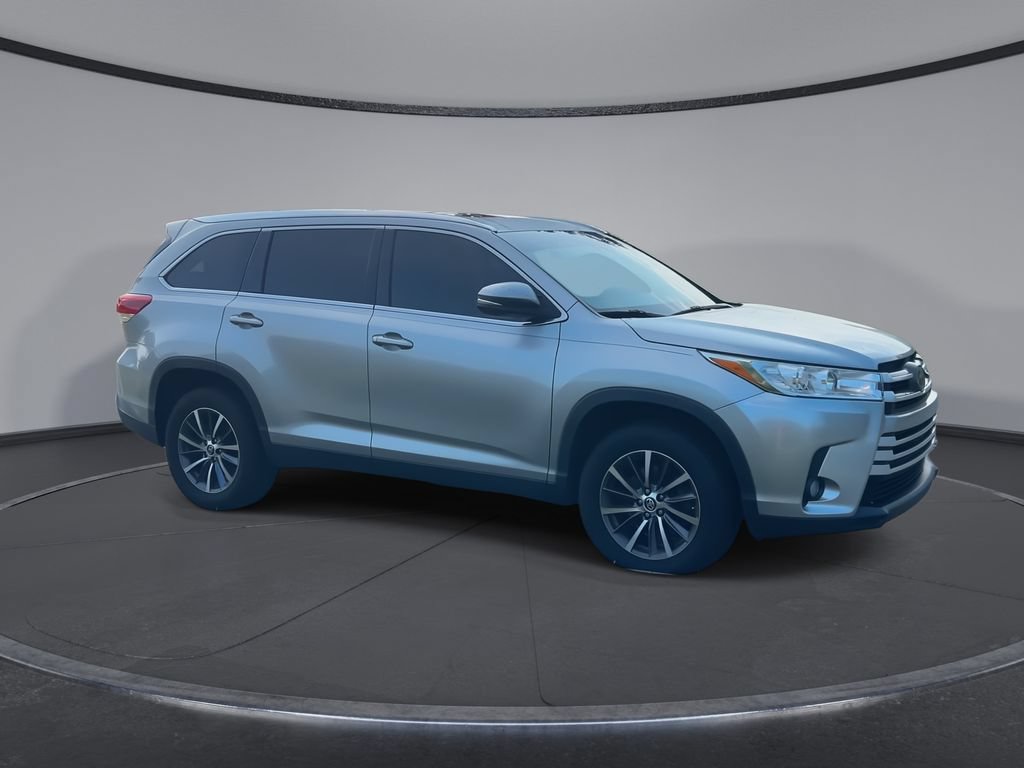 Used 2019 Toyota Highlander XLE FWD image 2