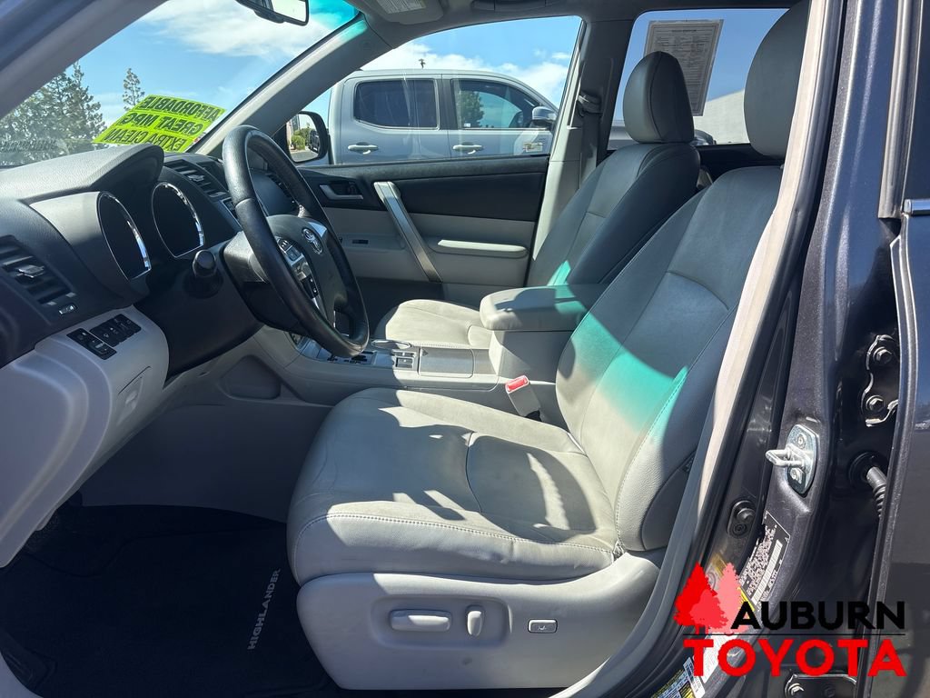 Used 2013 Toyota Highlander SE FWD image 11