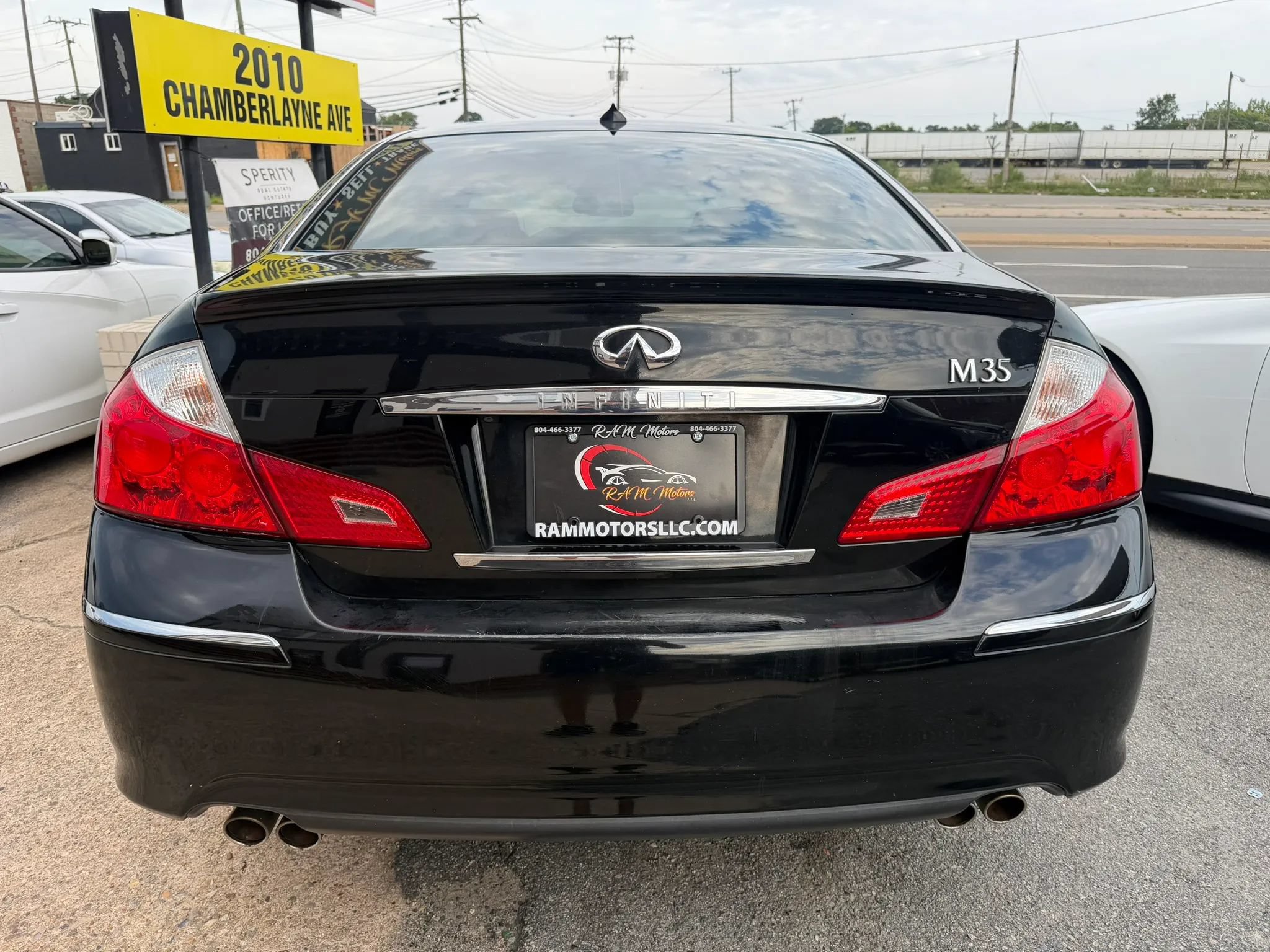 Used 2010 INFINITI M35 w/ Technology Pkg RWD image 4