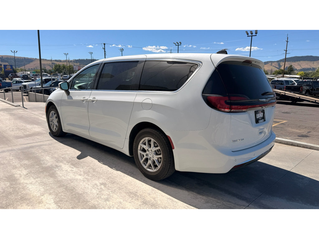 Used 2023 Chrysler Pacifica Touring-L FWD image 3