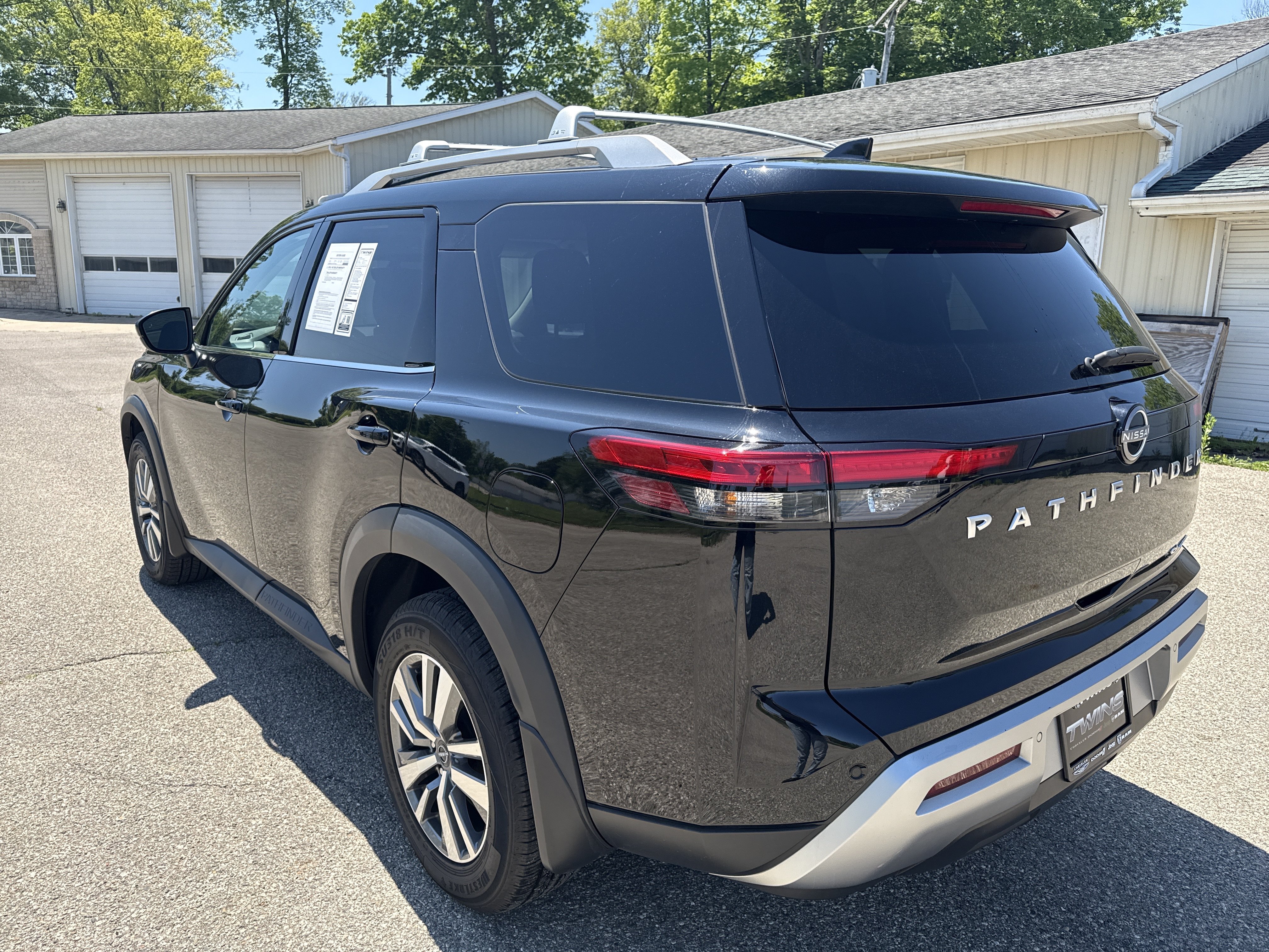 Used 2023 Nissan Pathfinder SL AWD/4WD image 8