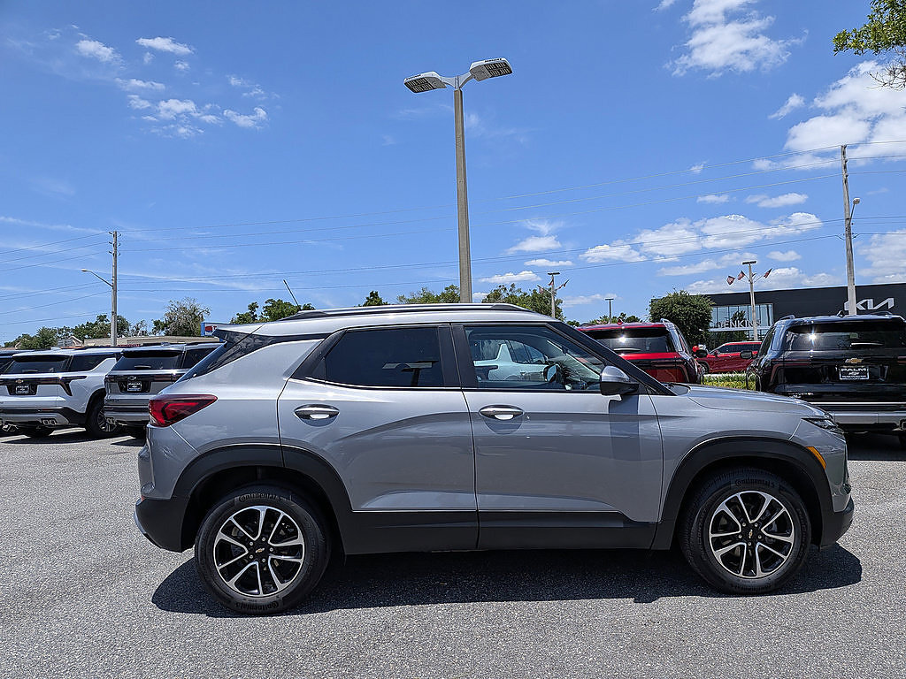 Used 2025 Chevrolet TrailBlazer LT AWD/4WD image 2
