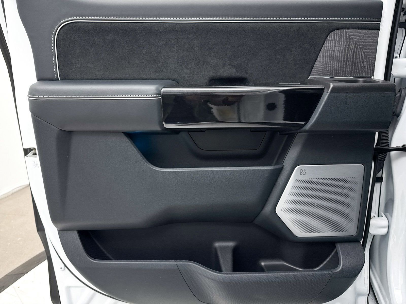 Used 2023 Ford F150 Lightning Platinum image 38