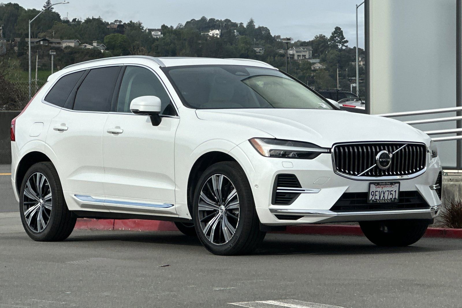 Used 2023 Volvo XC60 T8 Plus image 9