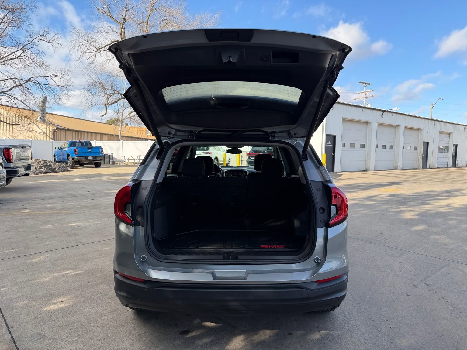 Used 2024 GMC Terrain SLE w/ Driver Convenience Package image 33