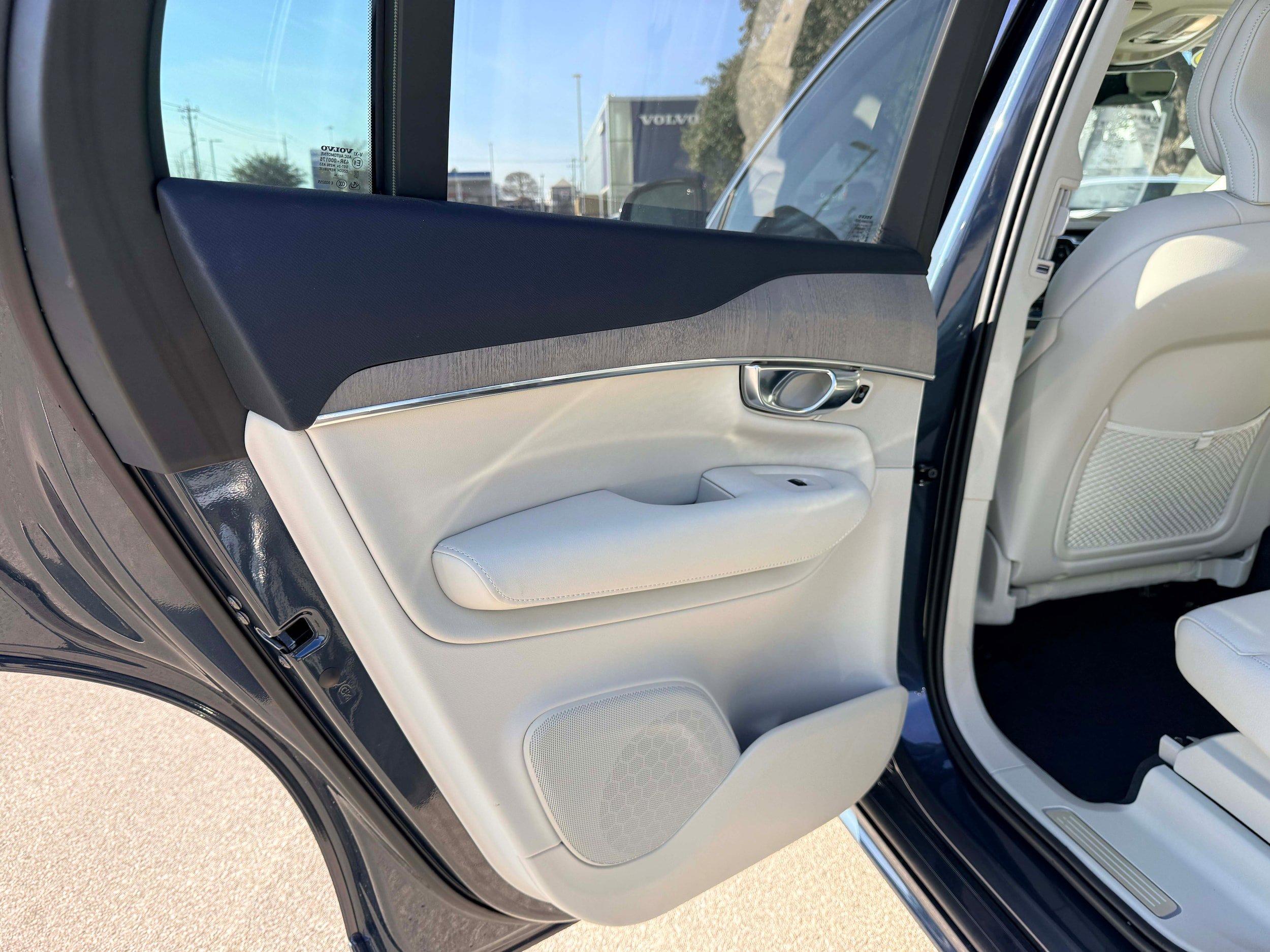 Used 2025 Volvo XC90 B6 Plus w/ Protection Package image 14