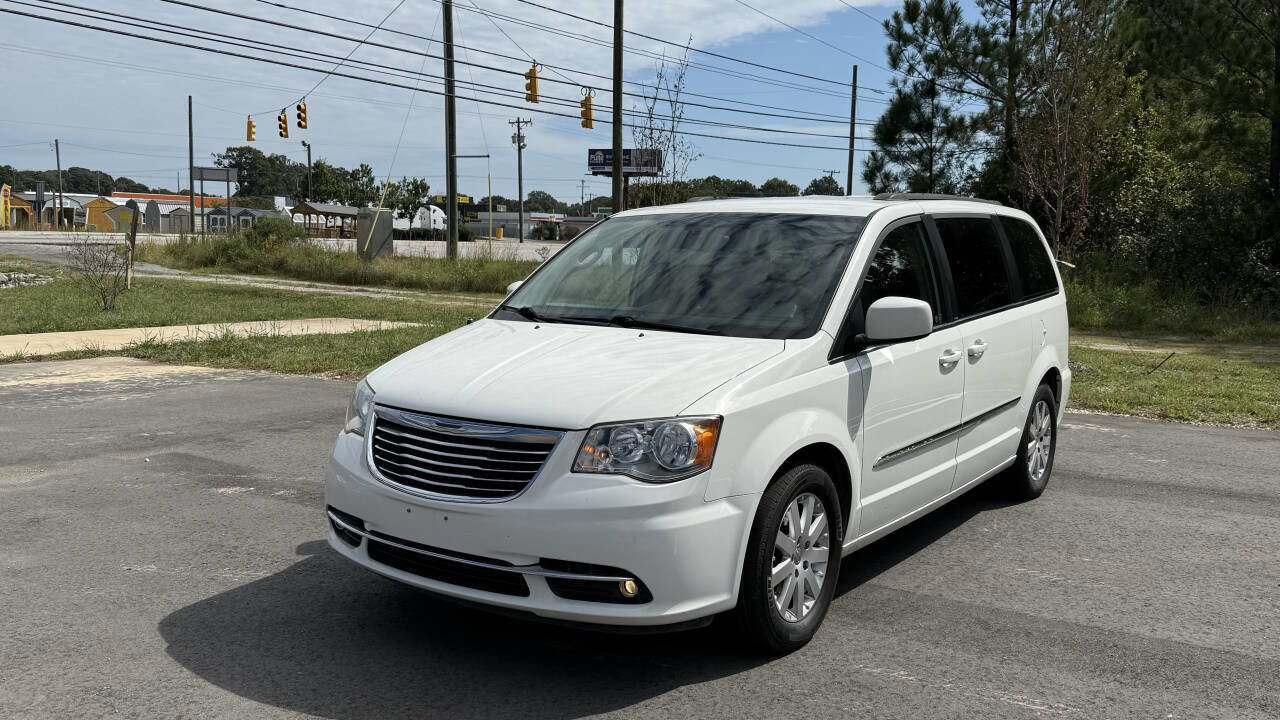 Used 2013 Chrysler Town & Country Touring image 3