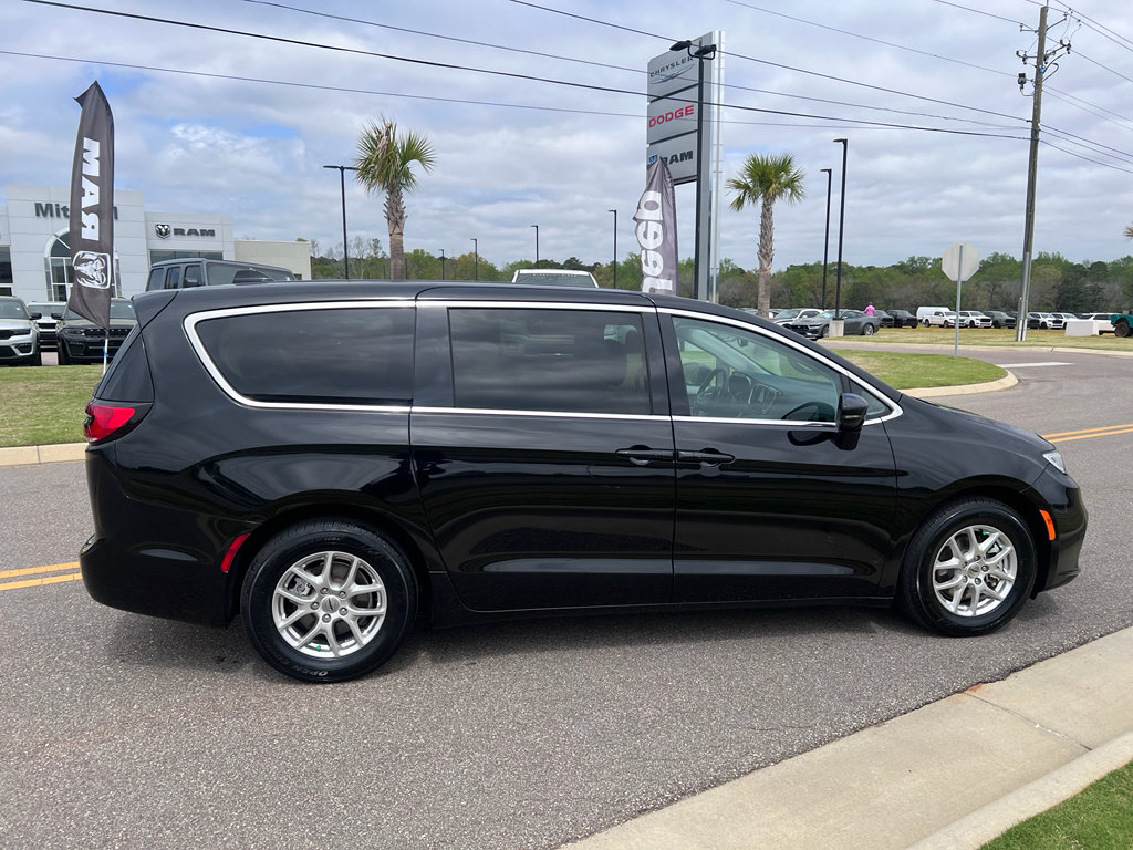 Used 2024 Chrysler Pacifica Touring-L image 6