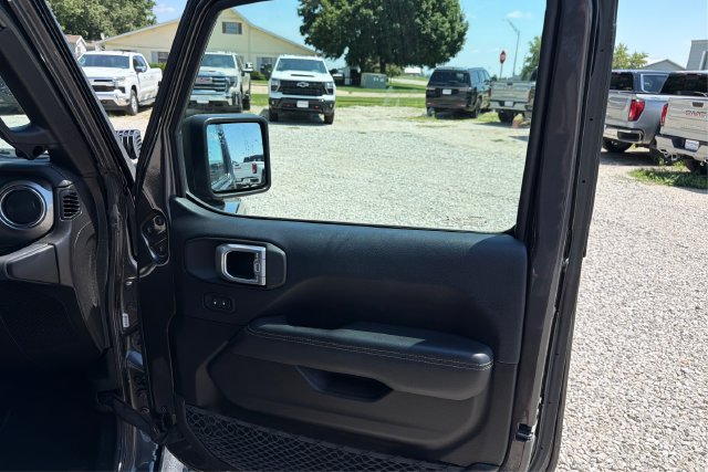 Used 2019 Jeep Wrangler Unlimited Sahara AWD/4WD image 16