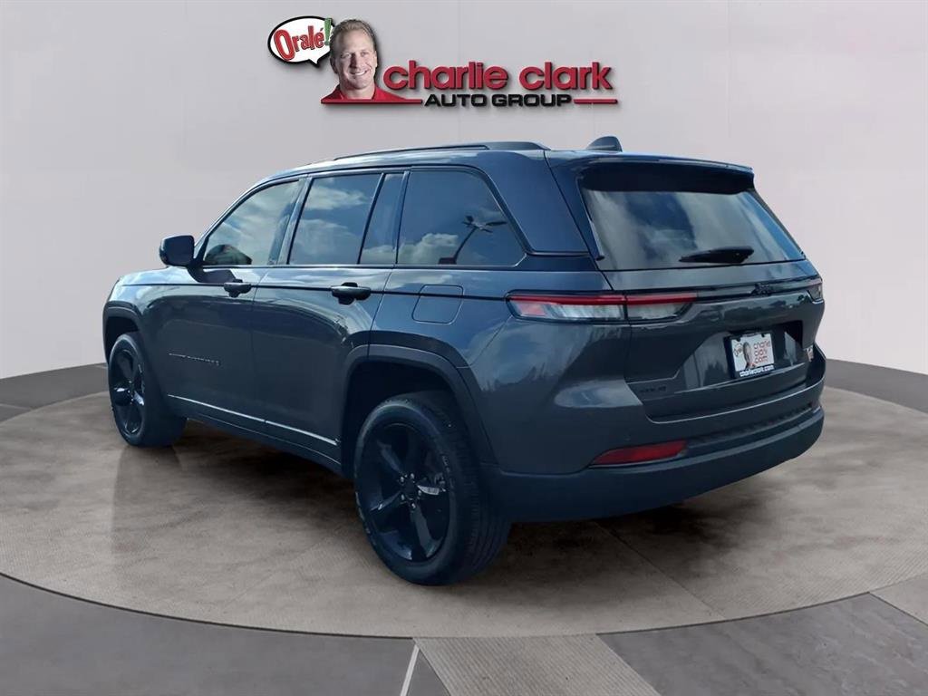 Used 2024 Jeep Grand Cherokee Altitude image 3