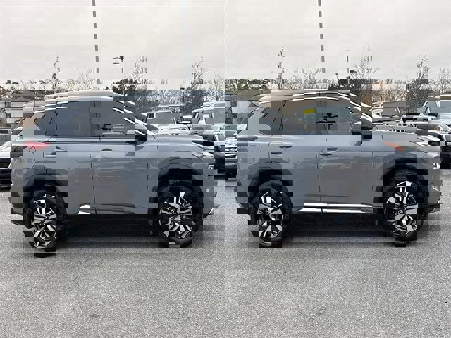 Used 2023 Nissan Rogue Platinum w/ Platinum Premium Package image 2