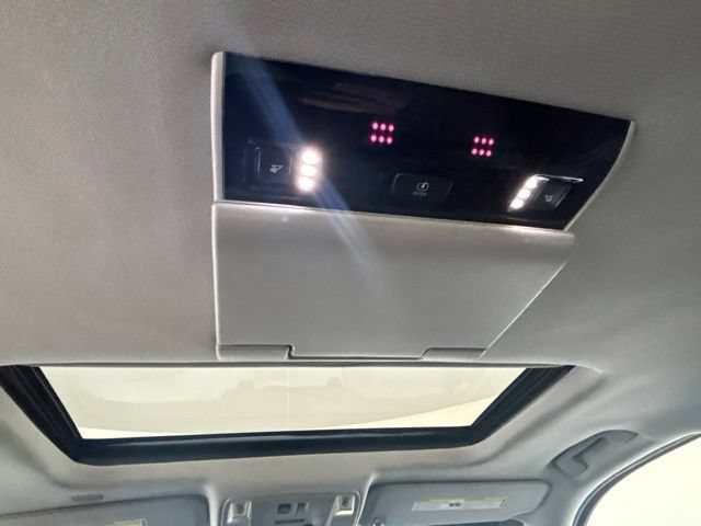 Used 2017 Cadillac Escalade ESV Luxury AWD/4WD image 23