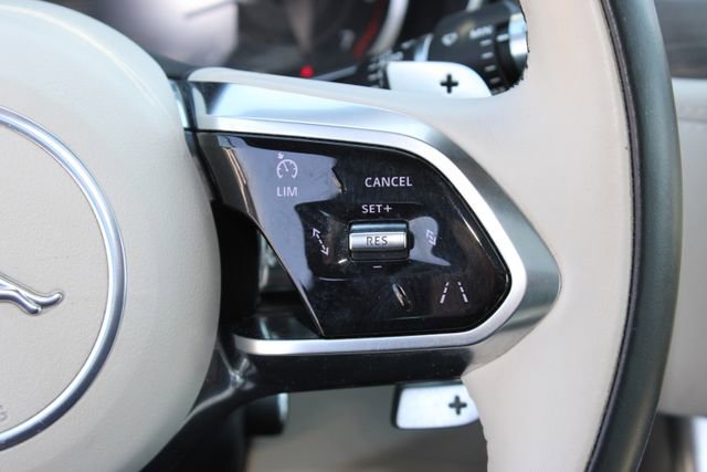 Used 2022 Jaguar XF SE image 17