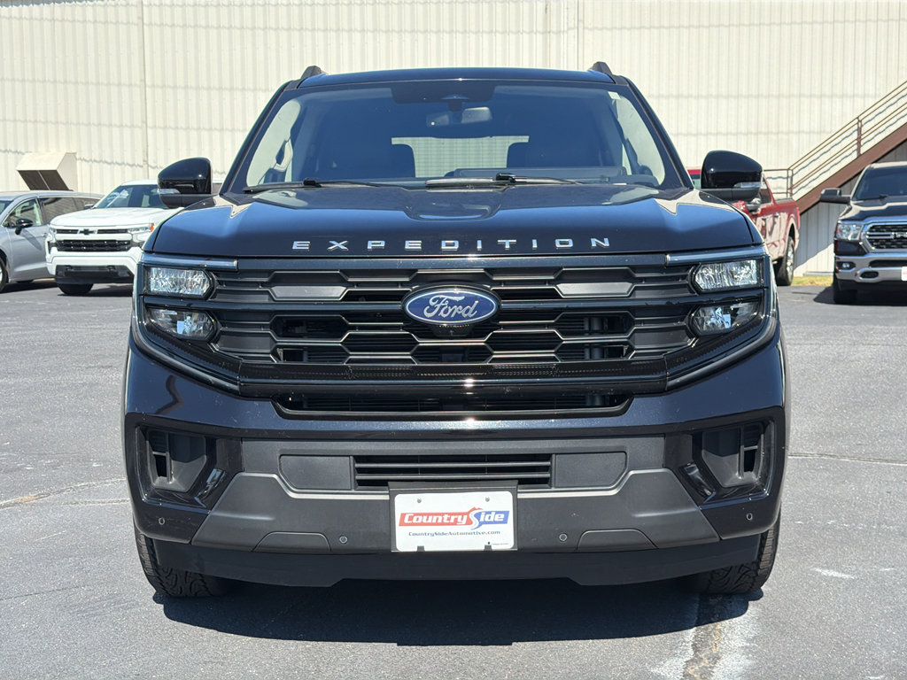 Used 2025 Ford Expedition Active AWD/4WD image 3