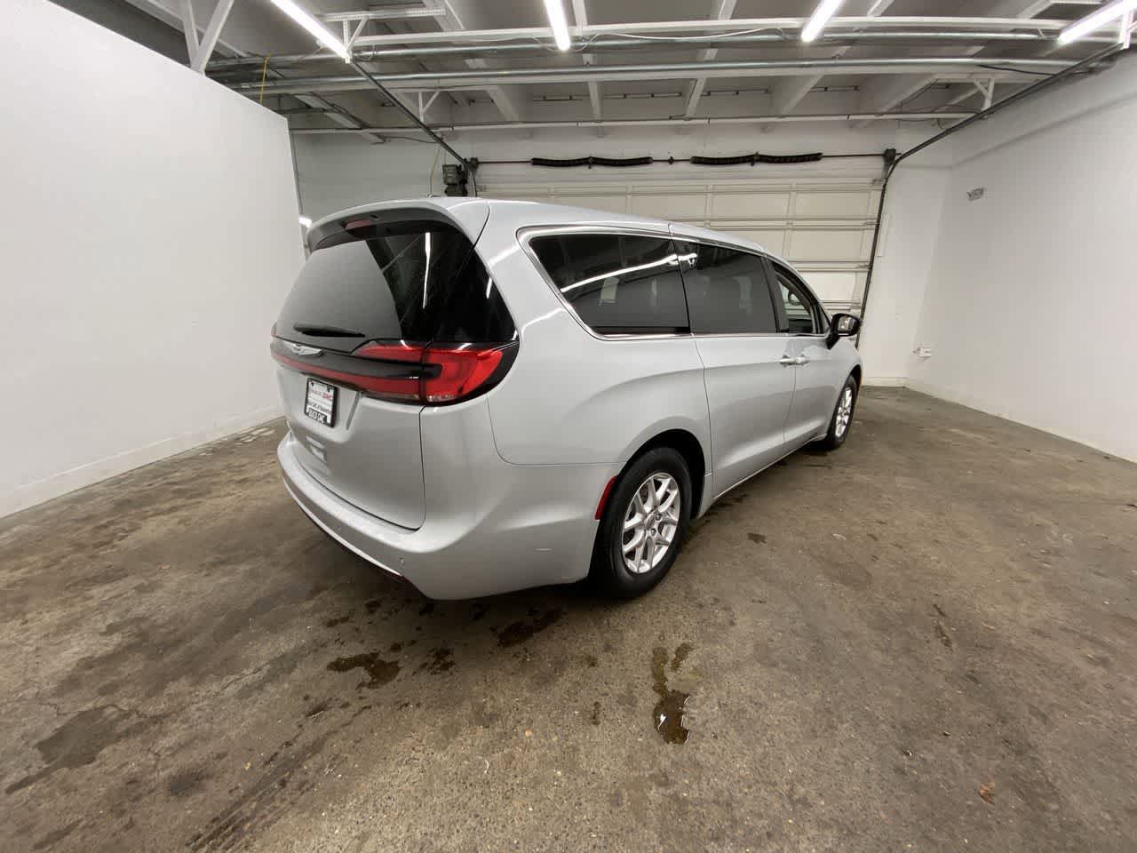 Used 2024 Chrysler Pacifica Touring-L FWD image 6