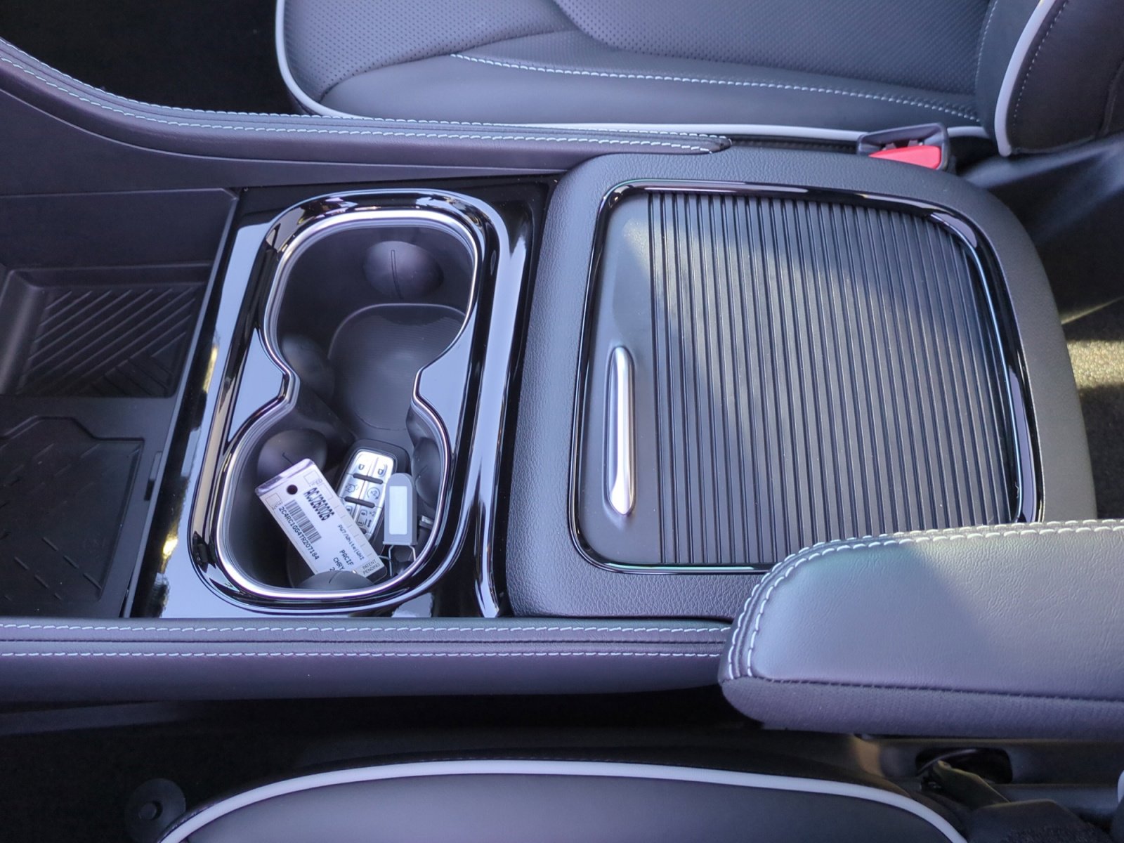 New 2026 Chrysler Pacifica Limited w/ Uconnect Theater Family Group image 15