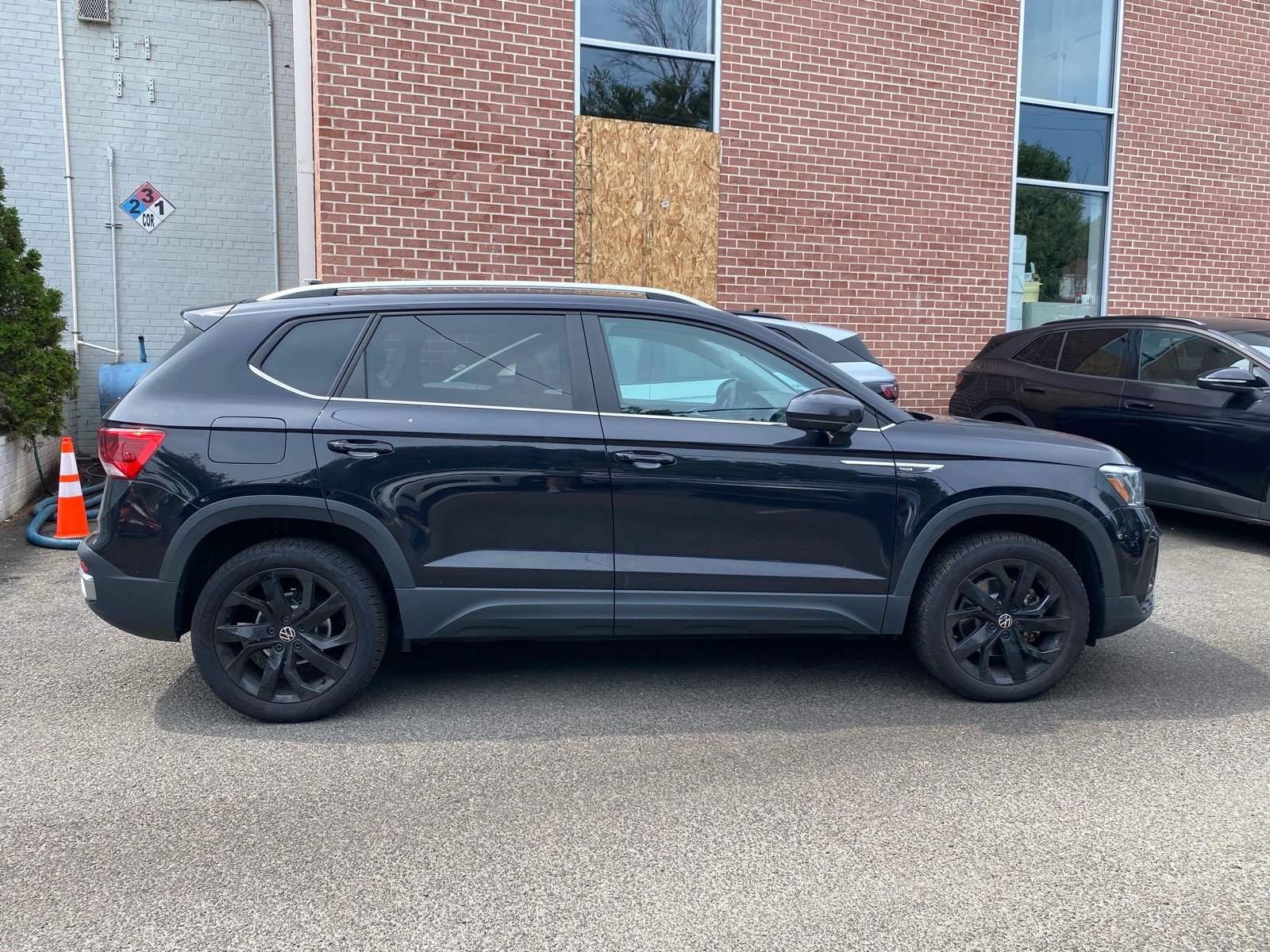 Certified 2023 Volkswagen Taos SE w/ Panoramic Sunroof Package FWD image 2