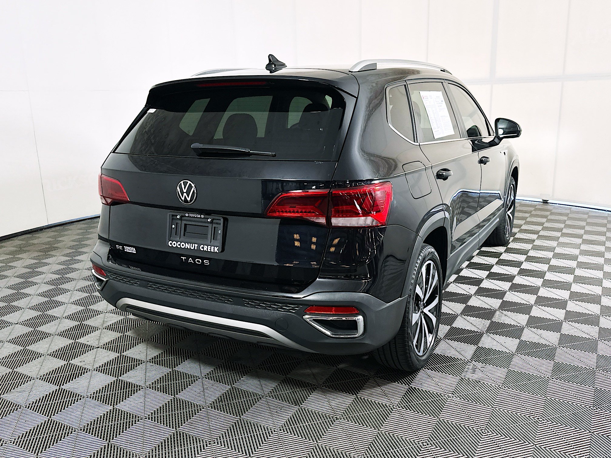 Used 2022 Volkswagen Taos SE FWD image 3