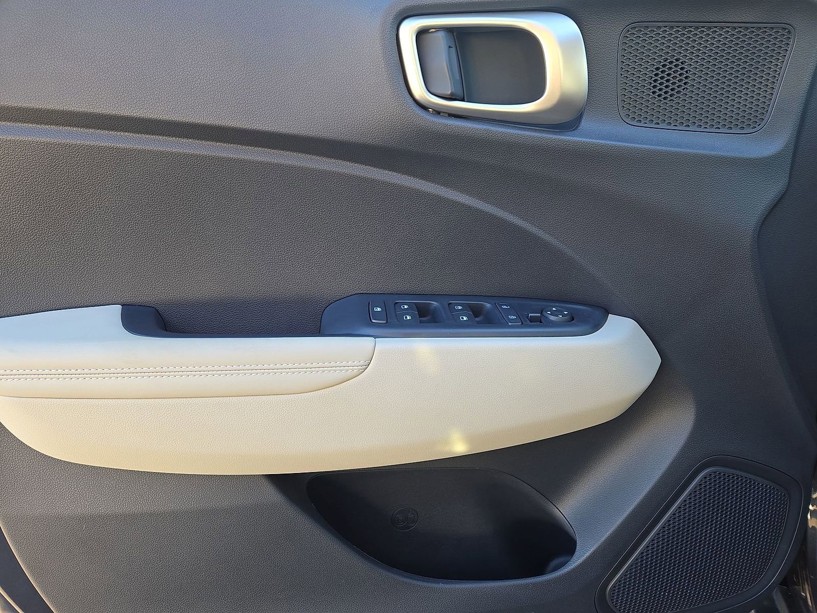 Certified 2025 Hyundai Venue Limited FWD image 16