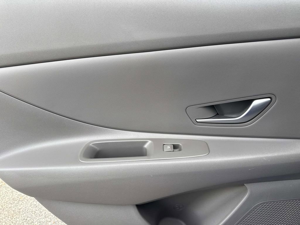 Used 2023 Hyundai Elantra SE image 12