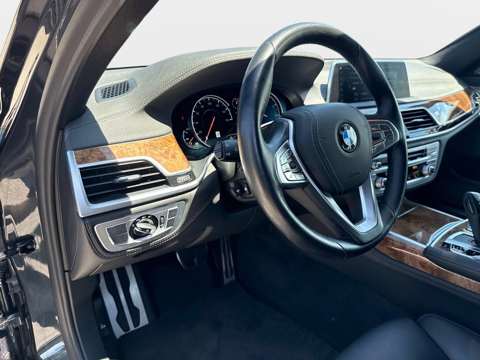 Used 2019 BMW 750i xDrive AWD/4WD image 19