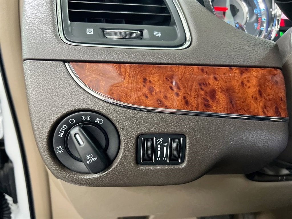 Used 2016 Chrysler Town & Country Touring image 17