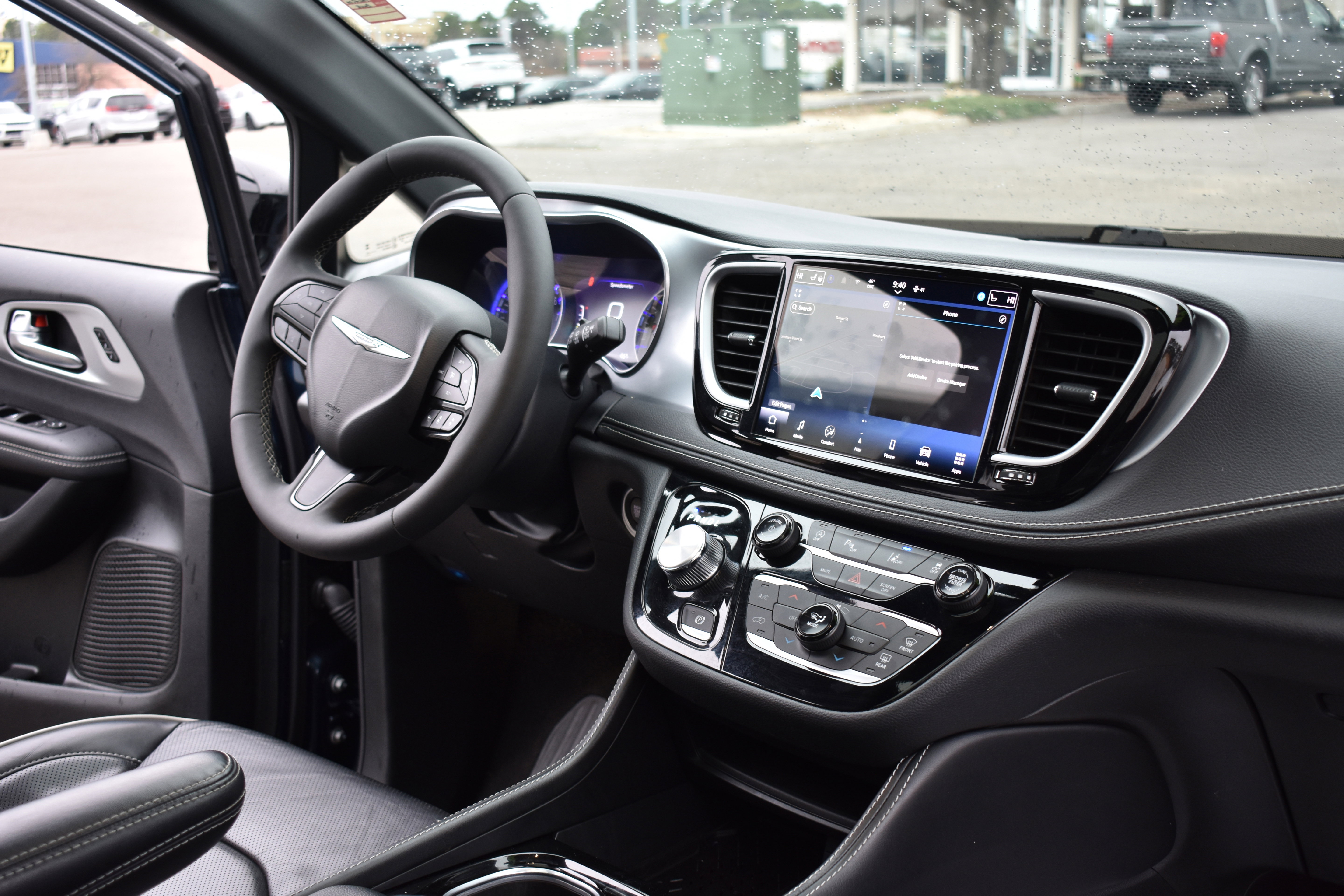 Used 2025 Chrysler Pacifica Limited image 32