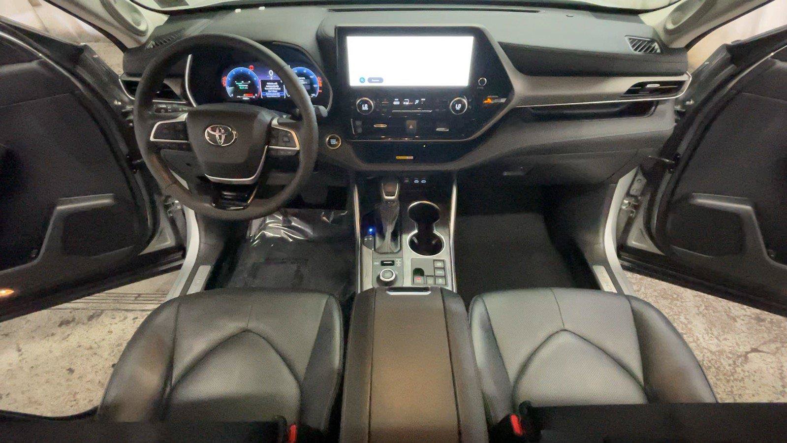 Used 2024 Toyota Highlander Limited AWD/4WD image 28
