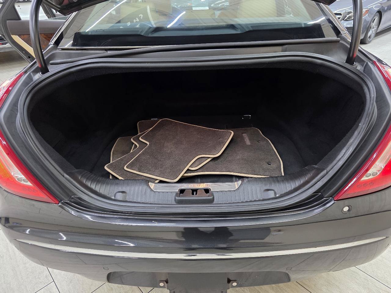 Used 2012 Jaguar XJ RWD image 13
