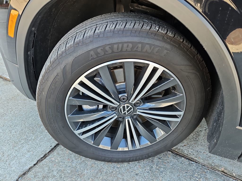Used 2024 Volkswagen Tiguan Wolfsburg Edition image 35