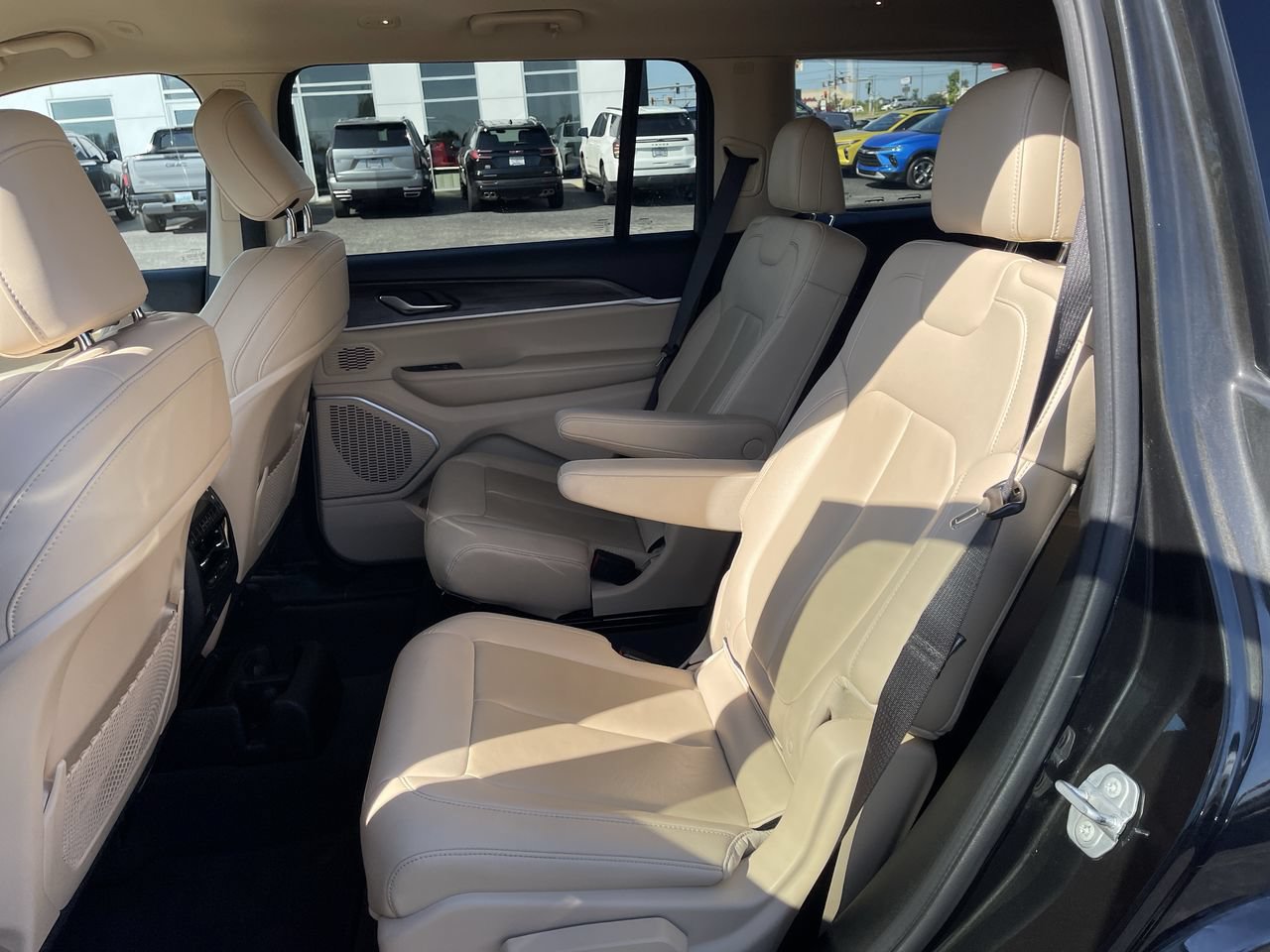 Used 2022 Jeep Grand Cherokee L Limited AWD/4WD image 25