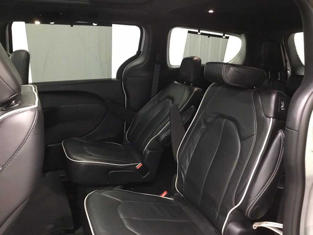 Used 2025 Chrysler Pacifica Limited image 32