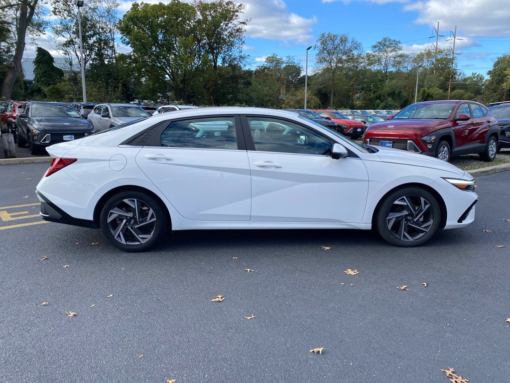 Certified 2024 Hyundai Elantra Limited FWD image 2