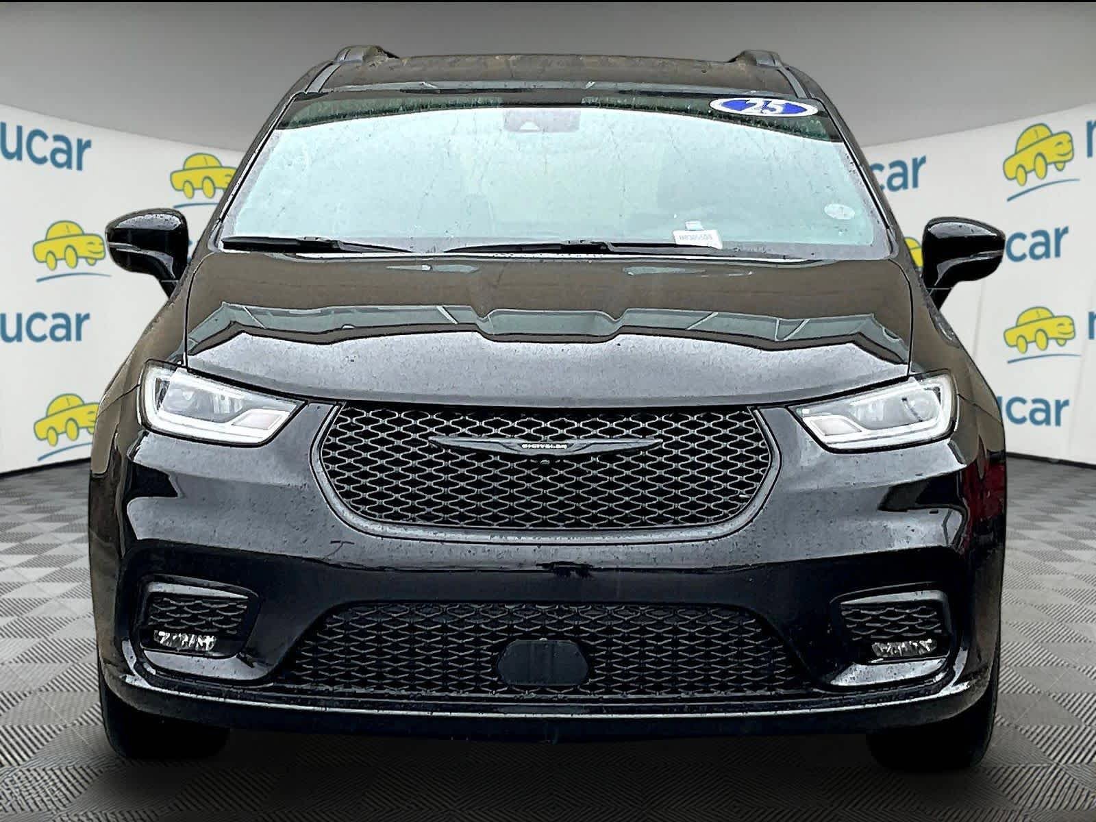 Used 2025 Chrysler Pacifica Limited image 2