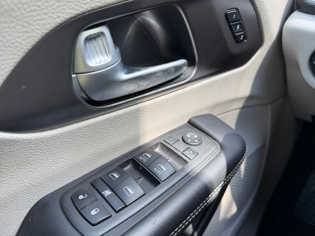 Used 2024 Chrysler Pacifica Limited FWD image 27