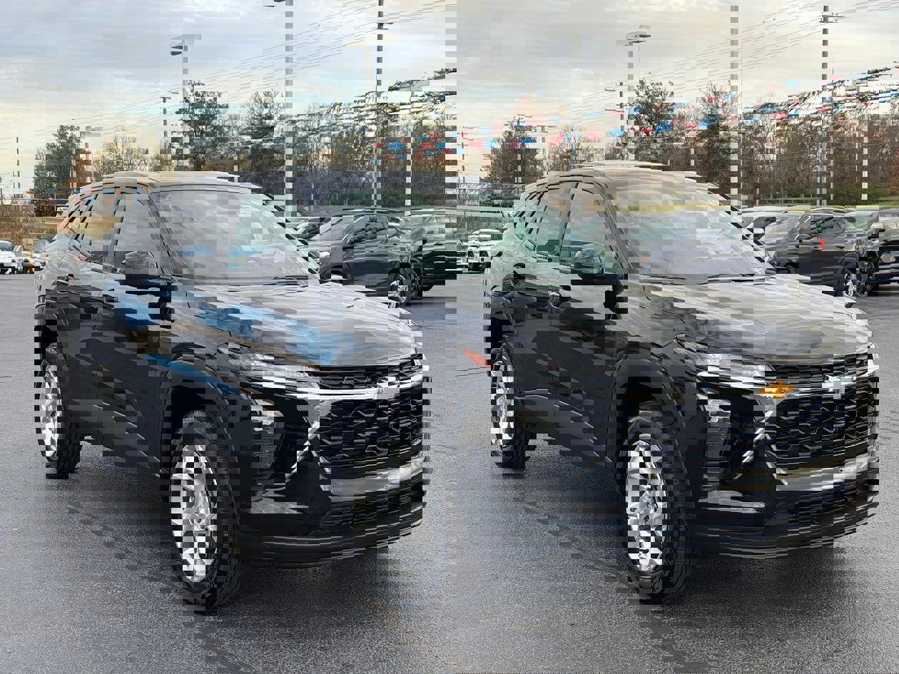 Used 2025 Chevrolet Trax LS w/ LS Convenience Package image 3