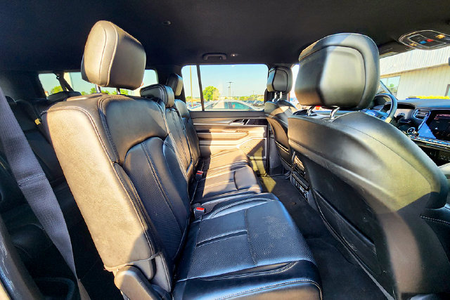 Used 2024 Jeep Wagoneer L Series II AWD/4WD image 31