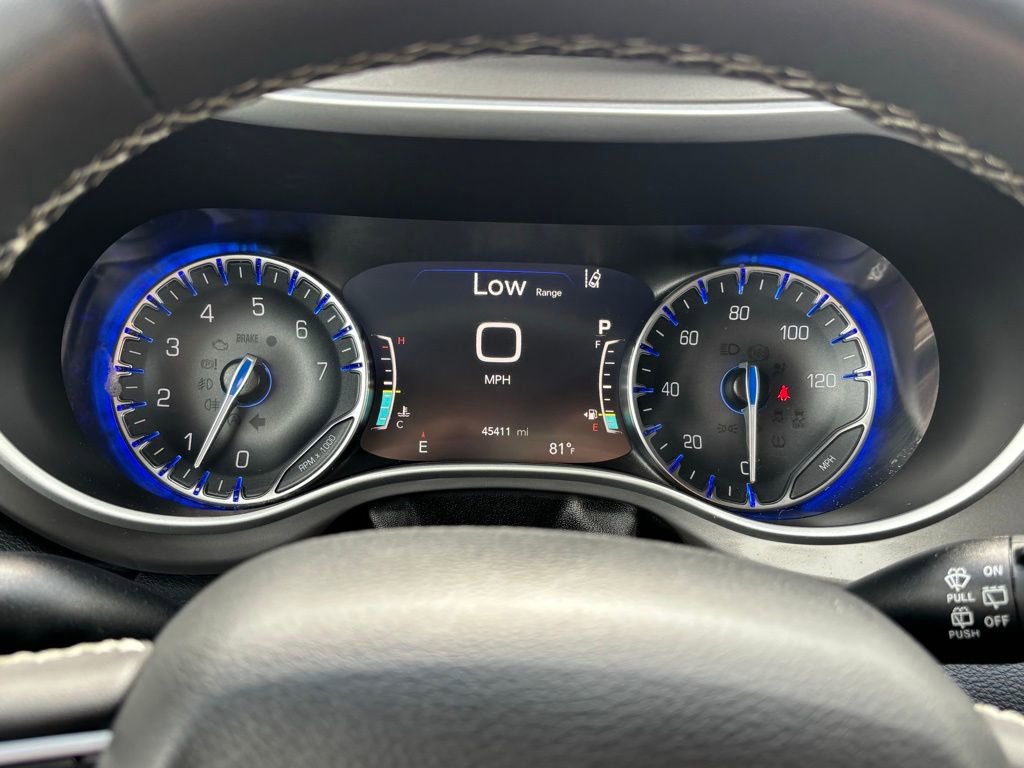 Used 2025 Chrysler Pacifica Select FWD image 14