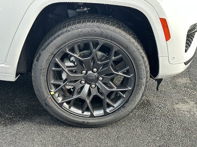 New 2025 Jeep Grand Cherokee Summit image 12